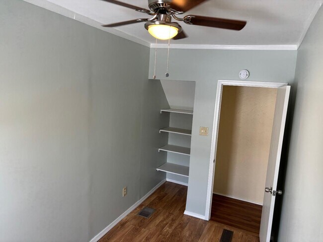 Building Photo - 2517 W Chestnut Ave