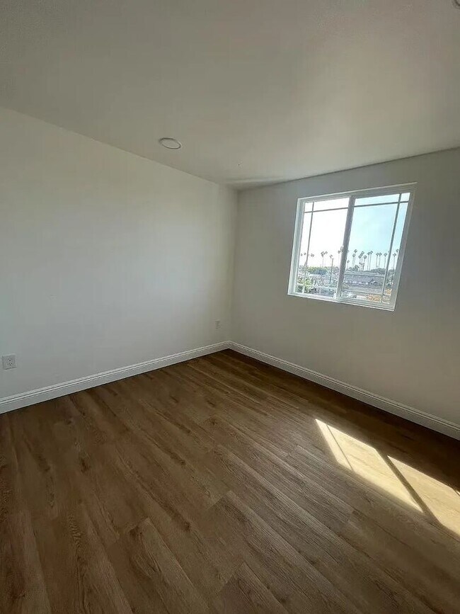 Building Photo - 1731 E 68th St