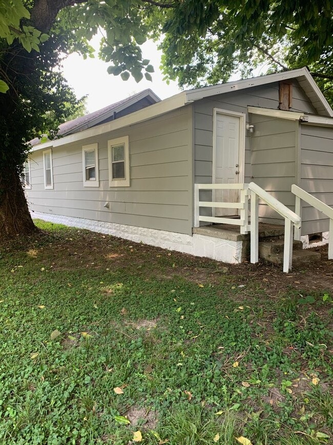 Building Photo - Updated 2 bed/1 bath, 800 sqft home!