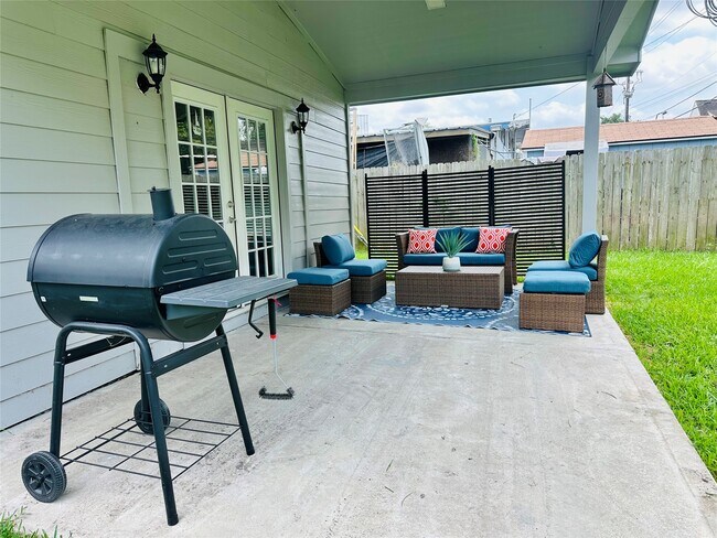 Building Photo - 12218 Hillcroft St