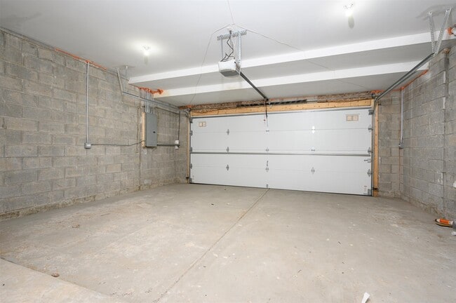 Building Photo - 3233 S Stewart Ave