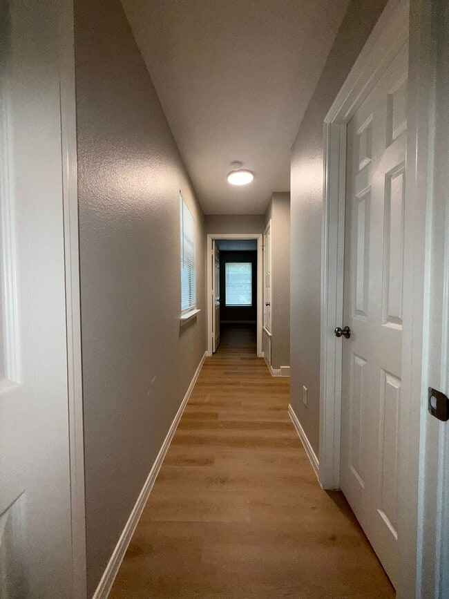 Building Photo - Ginder Properties2 (2906 Kestrel Dr)