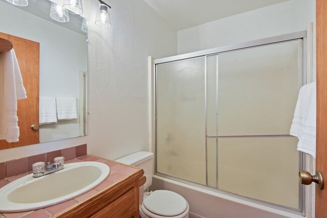 Building Photo - Cozy Armstrong Tract Long Term Furnished L...