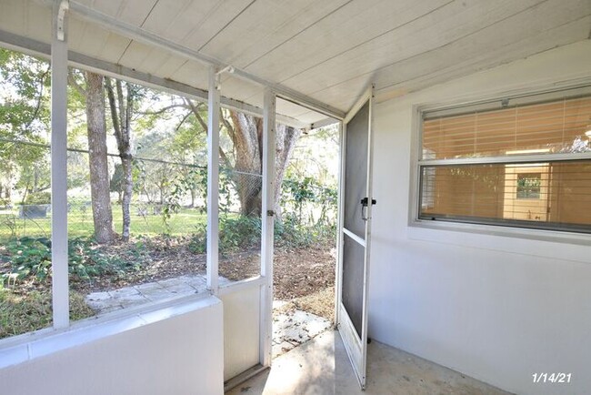 Building Photo - Stylish 3/2 Renovated Bungalow with a Deta...