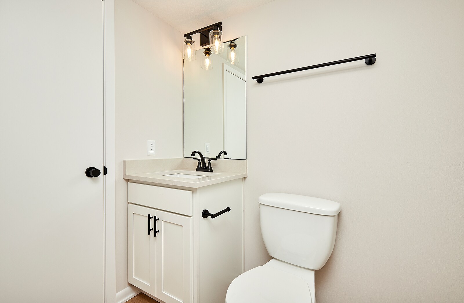 Building Photo - 409 SW Ash Dr