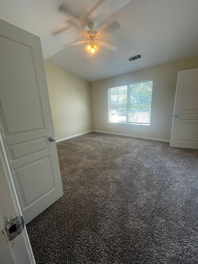 Building Photo - 17-1728 J&amp;S