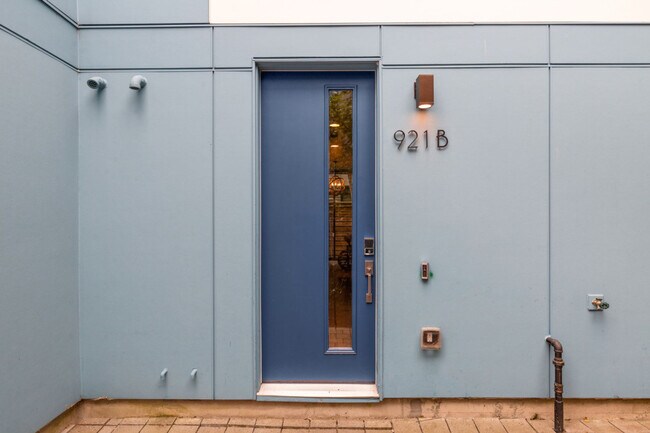 Building Photo - 913 10th Ave E