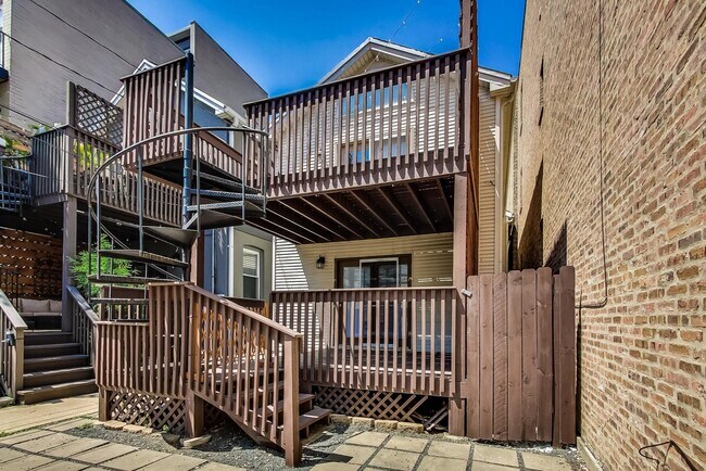 Building Photo - 837 N Marshfield Ave