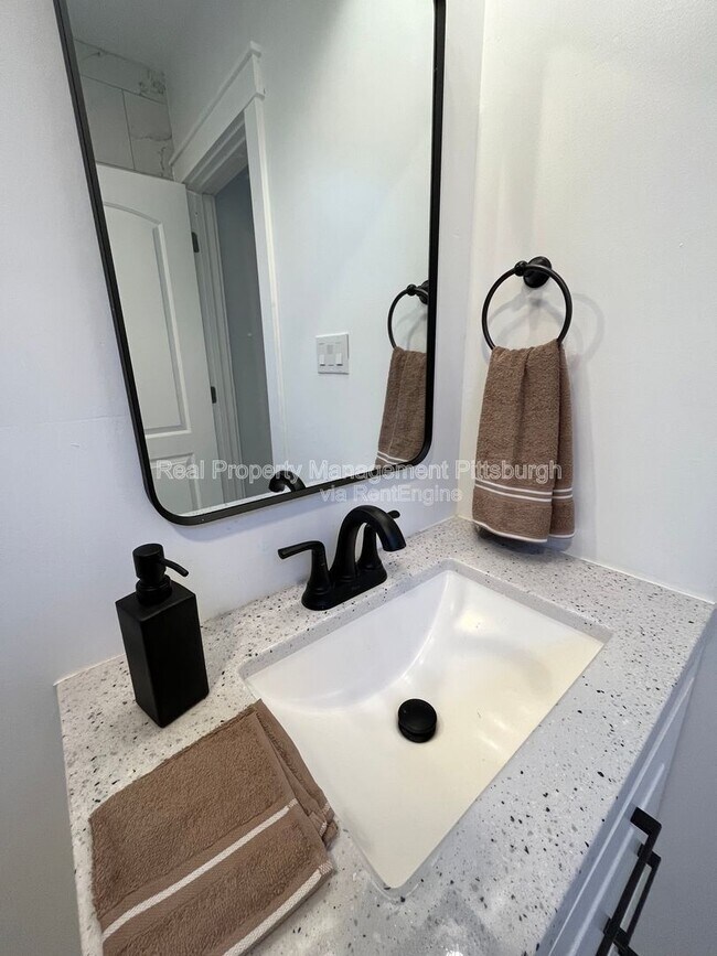 Building Photo - 2019 E Beckert Ave