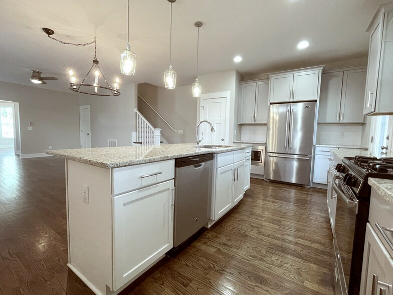 Kitchen - 5410A California Ave