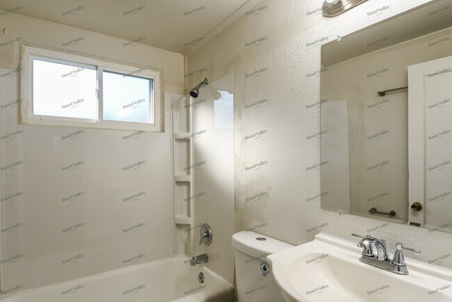 Building Photo - 16 St Laurence Dr