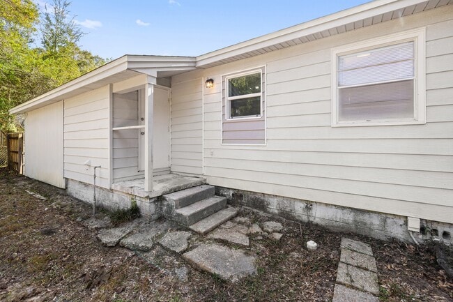 Building Photo - 354 Chicago Ave