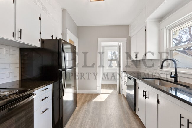 Building Photo - 152 S Estelle St