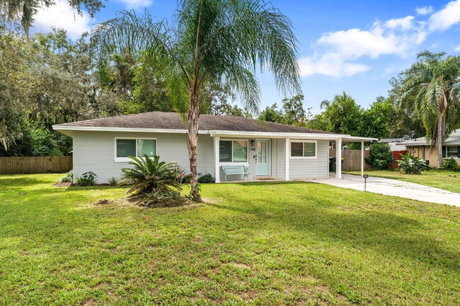Building Photo - Charming 4-Bed with 2 Full Baths and Large Fenced-in Yard in the Heart of Clermont!
