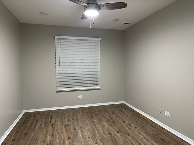 Building Photo - 255 E Court of Shorewood