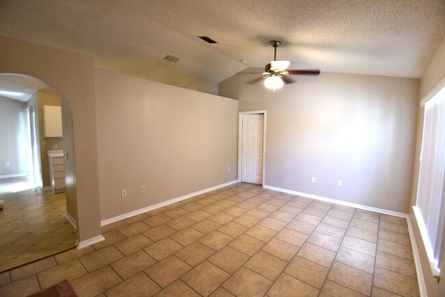 Building Photo - COMING SOON~ Spacious 3 bedroom 2 bath wit...