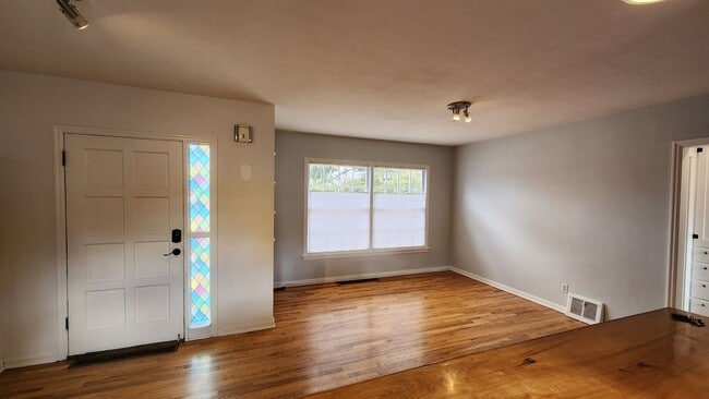 Building Photo - Adorable Duplex Near Washington Park