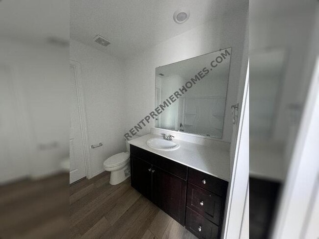 Building Photo - 531 Cochran Dr