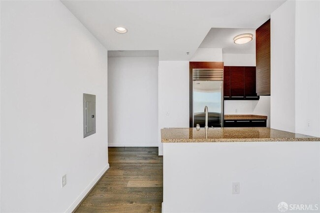 Building Photo - 425 1st St