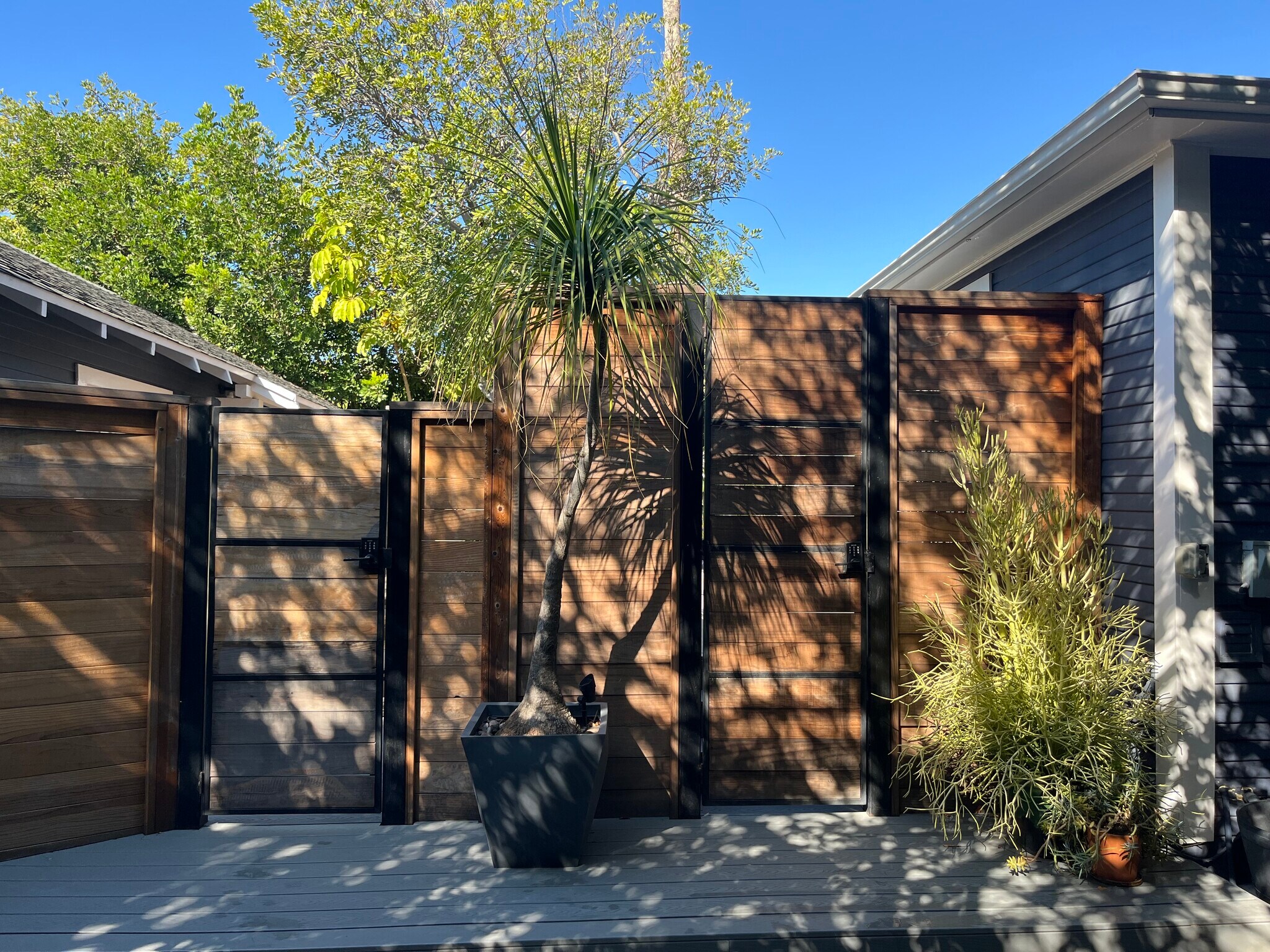 Building Photo - 7024 De Longpre Ave