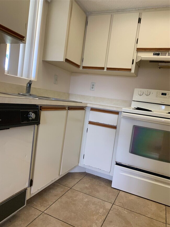 Building Photo - 1560 SE Royal Green Cir