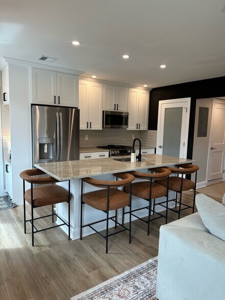 Building Photo - 15 Morton Ave