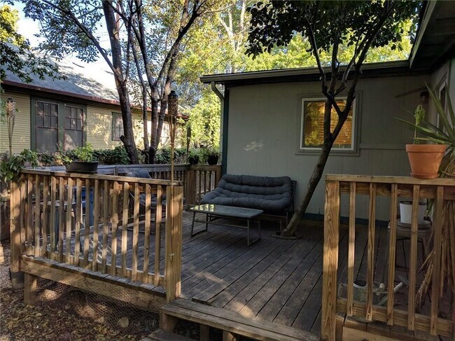 Building Photo - 910 Cardinal Ln