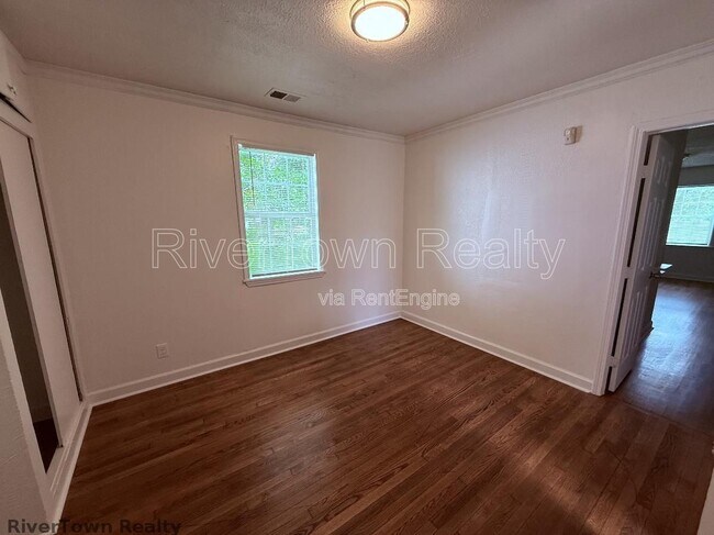 Building Photo - 2677 Larose Ave