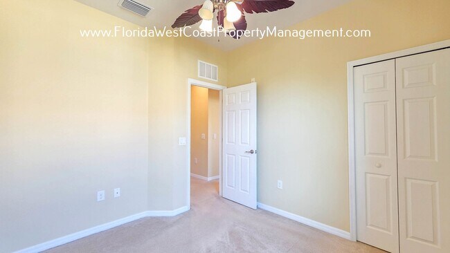 Building Photo - MOVE IN READY! OUTSTANDING UNFURNISHED CONDO IN STONEHAVEN SARASOTA!