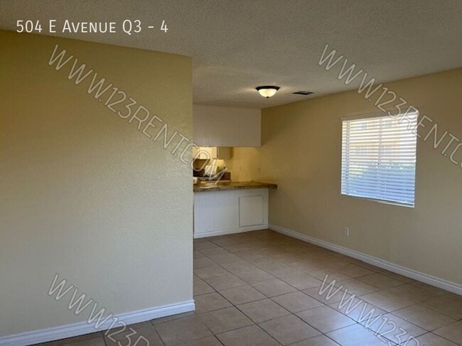 Building Photo - 504 E Ave Q3