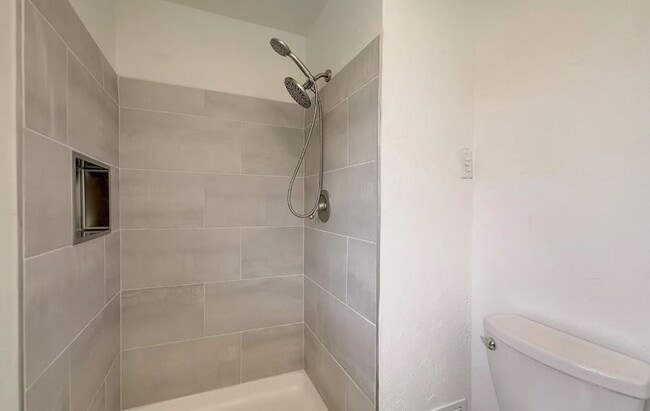 Building Photo - Newly Remodeled Home with Spacious Driveway!