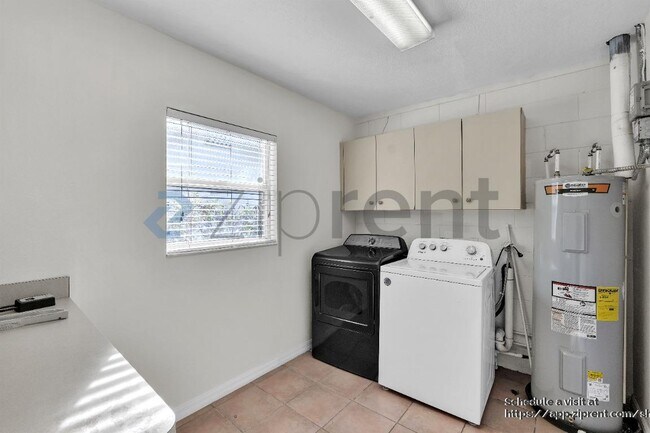 Building Photo - 803 Ellendale Dr