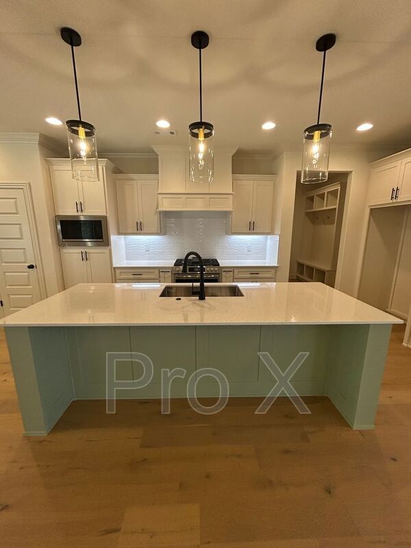 Building Photo - 2004 Charles St