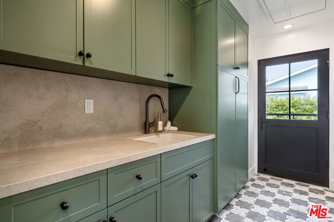 Building Photo - 6711 Wandermere Rd