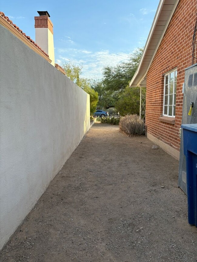Building Photo - 2 bedroom, 1 bathroom house near Universit...
