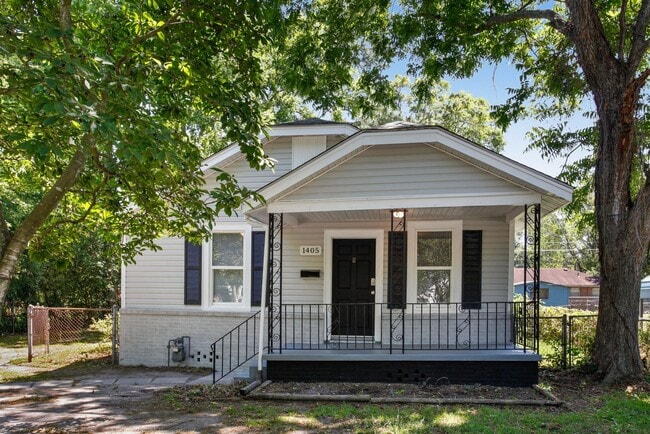 Primary Photo - Large 3BR/2BA Home Walking Distance to Daf...