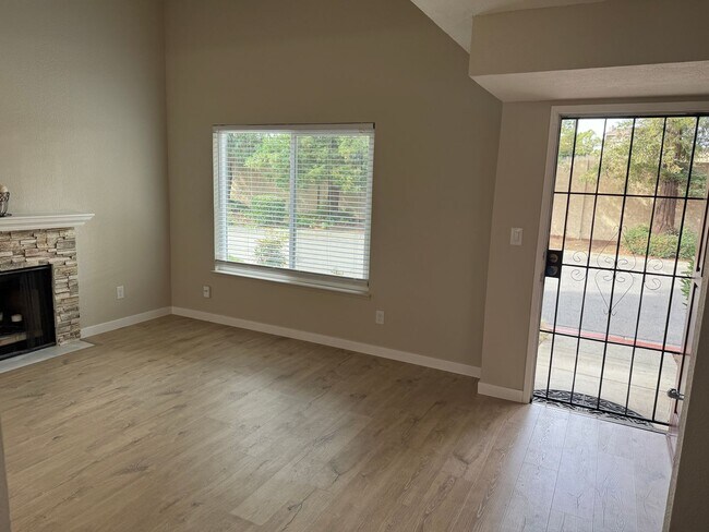 Building Photo - Updated 3 Bedroom 2.5 Bath 2 Story Condo F...