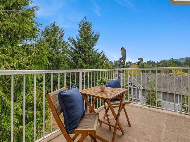 Building Photo - Available Now - 2 Bed/2 Bath End Unit Townhouse with Garage - Issaquah