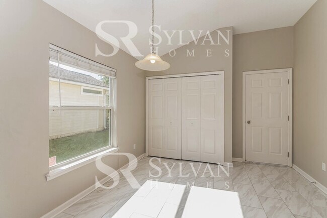 Building Photo - Don't miss out on this lovely 3BR 2BA home