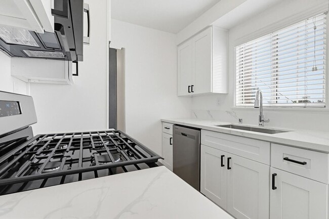 Building Photo - 6629 Crenshaw Blvd