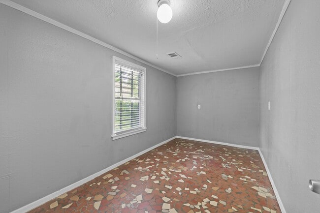 Building Photo - 3066 Redbud Rd