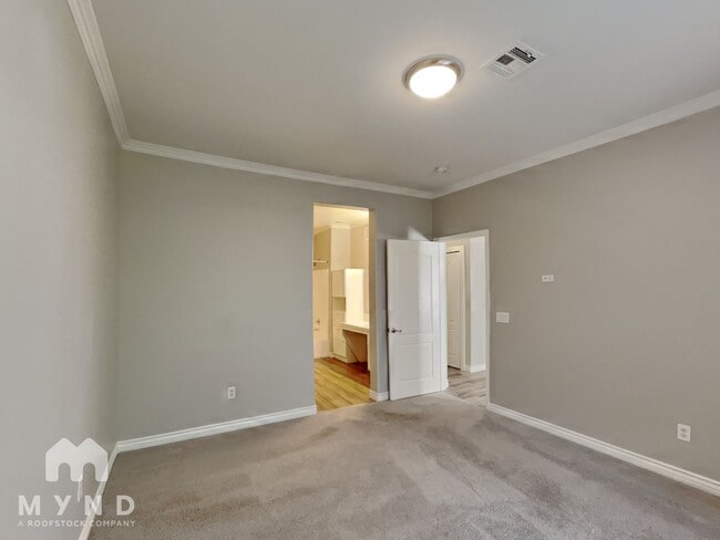 Building Photo - 900 Domnus Ln