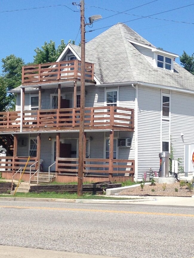 Building Photo - UPSTAIRS....2 Bedroom 1 Bath