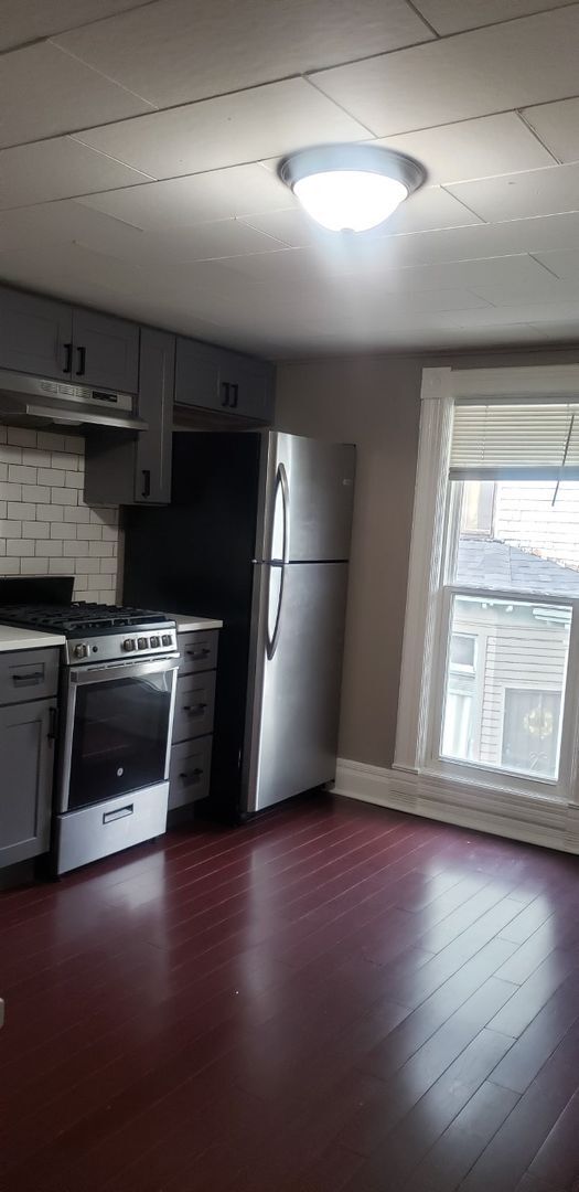 Building Photo - One bedroom, one bath upper unit located i...