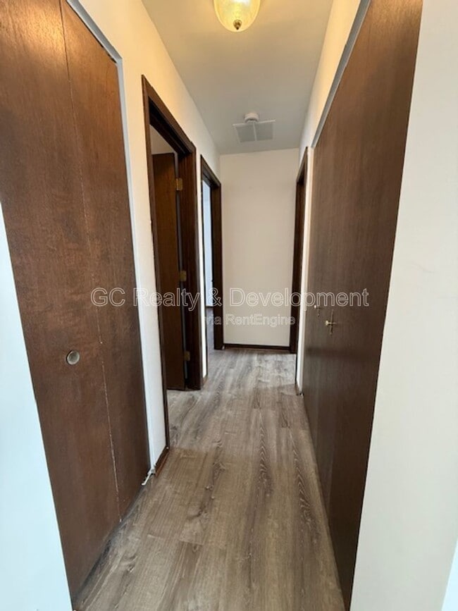 Building Photo - 944 Shady Ln