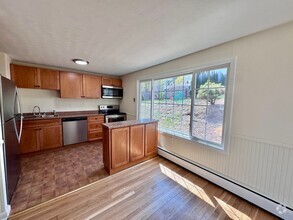 Building Photo - Welcome Home, the PERFECT Location in a Gr...