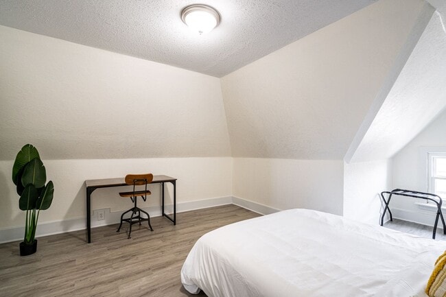 Building Photo - 3Bdrm w/ Den  **FREE JULY RENT