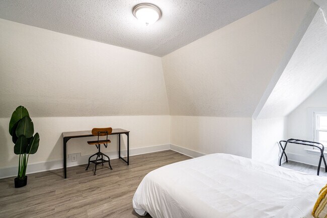 Building Photo - 4Bdrm Upper Flat of Eastside Duplex Fully ...