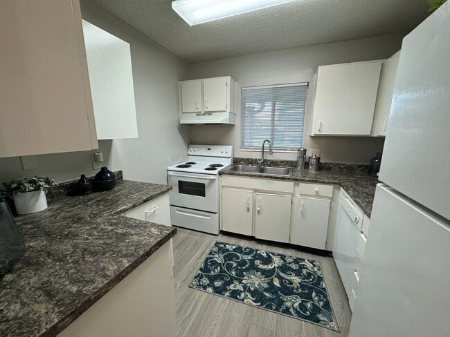 Building Photo - RENOVATED 3/2 TOWNHOUSE MOVE IN READY!