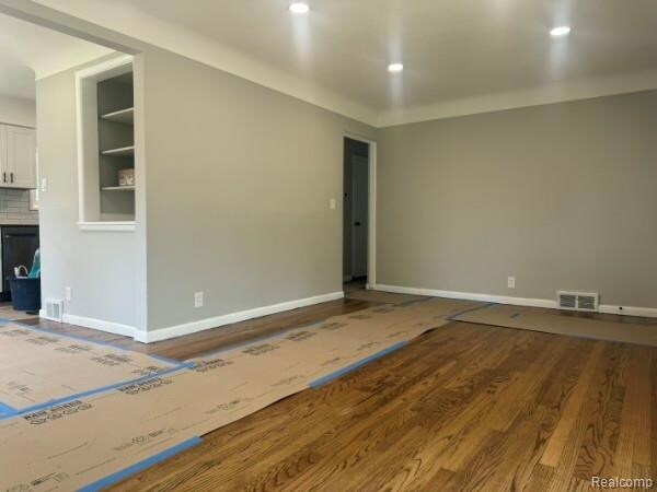 Building Photo - 23545 Parklawn St